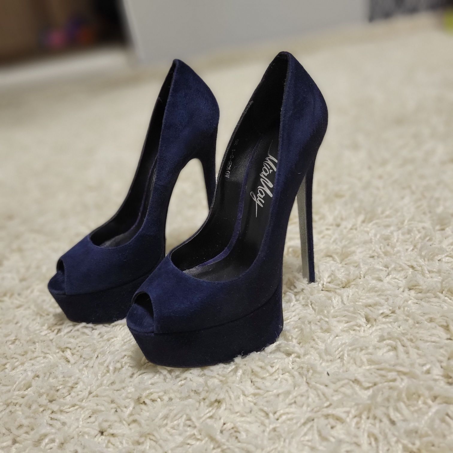 Продам замшеві натуральні темно-сині туфлі 35-36 размер