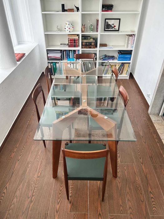 Mesa com tampo de vidro e pés de madeira maciça - AM.PM