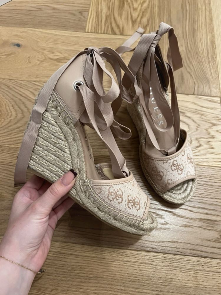 Nowe koturny Guess