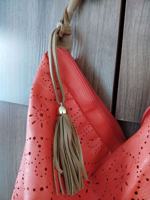 Сумка женская вместительная. Внутренние карманы