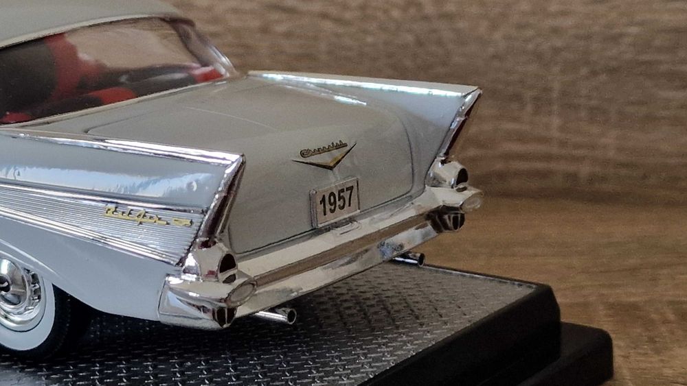 Miniatura Chevrolete Bell Air hardtop «1957» 1:18