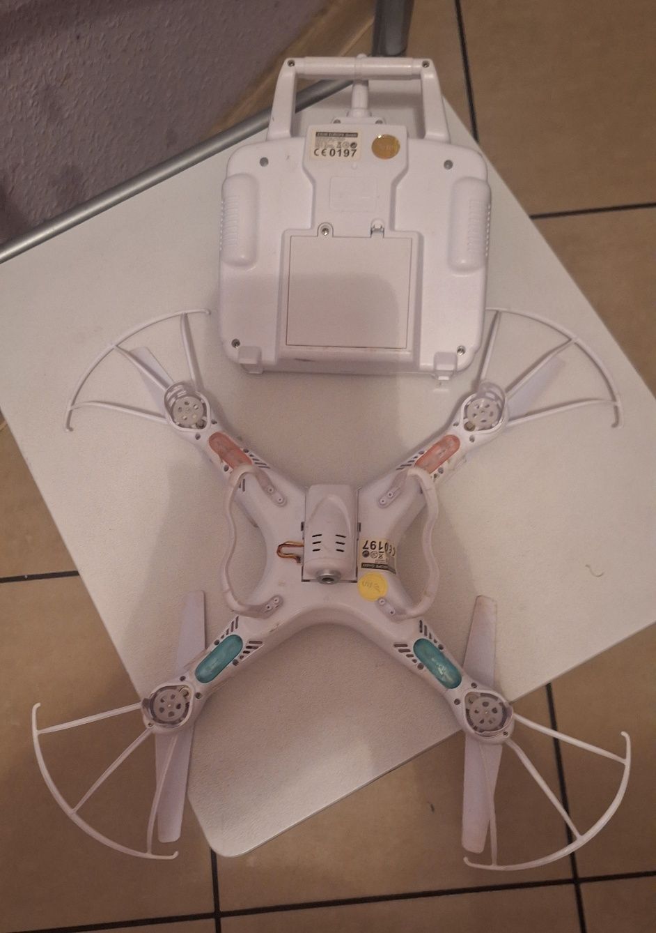 Dron z kamerą na sterowanie