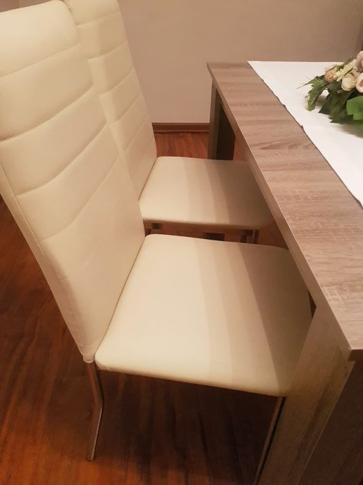 Stół plus krzesła z ekoskóry