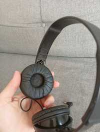 1. Czarne słuchawki przewodowe Sony