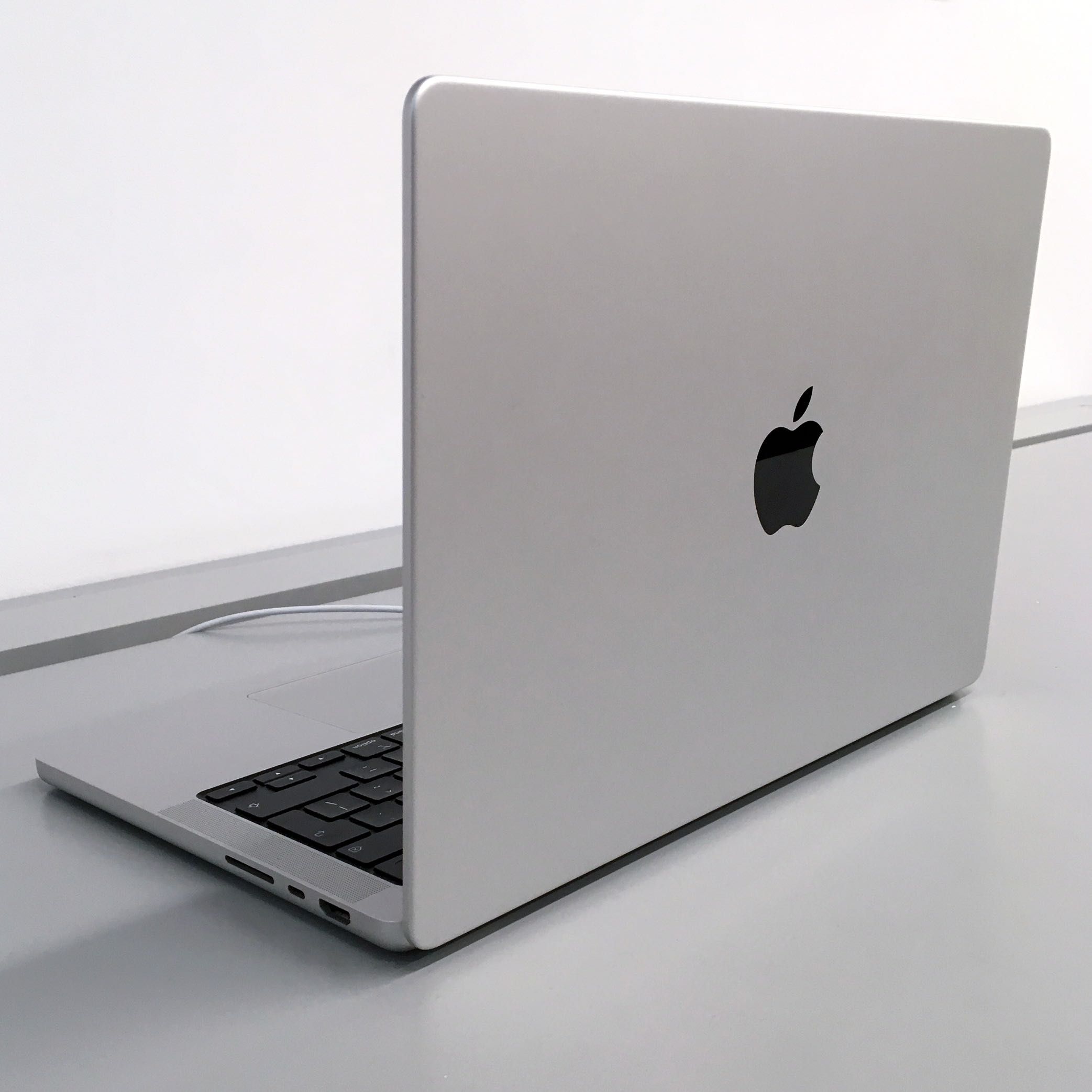 MacBook Pro 14" Prateado (Semi-novo)