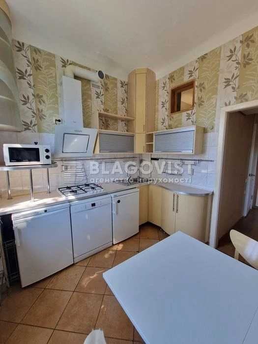 2-кімнатна сталінка 56 м² біля метро | Цегла, високі стелі, ремонт