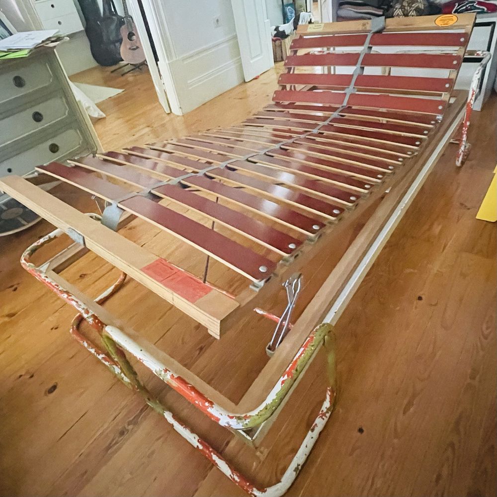 Cama com estrado articulável