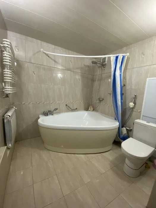 Продається 1/2 частки власності  у квартирі-студії на березі Дніпра