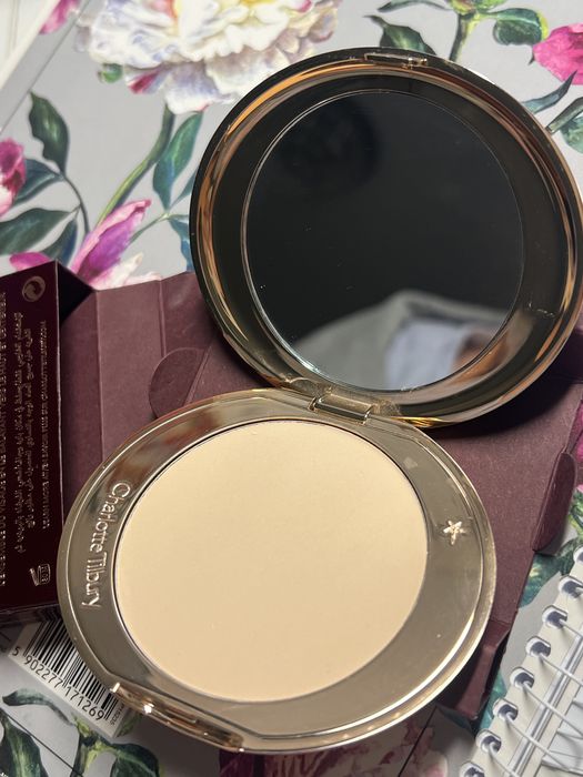 Puder Charlotte Tilbury odcien 1