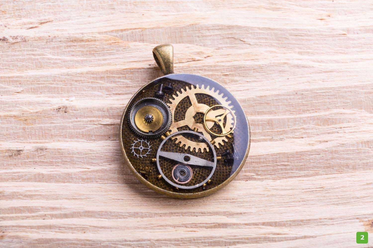 Wisiorek steampunk z zębatek od zegarków design