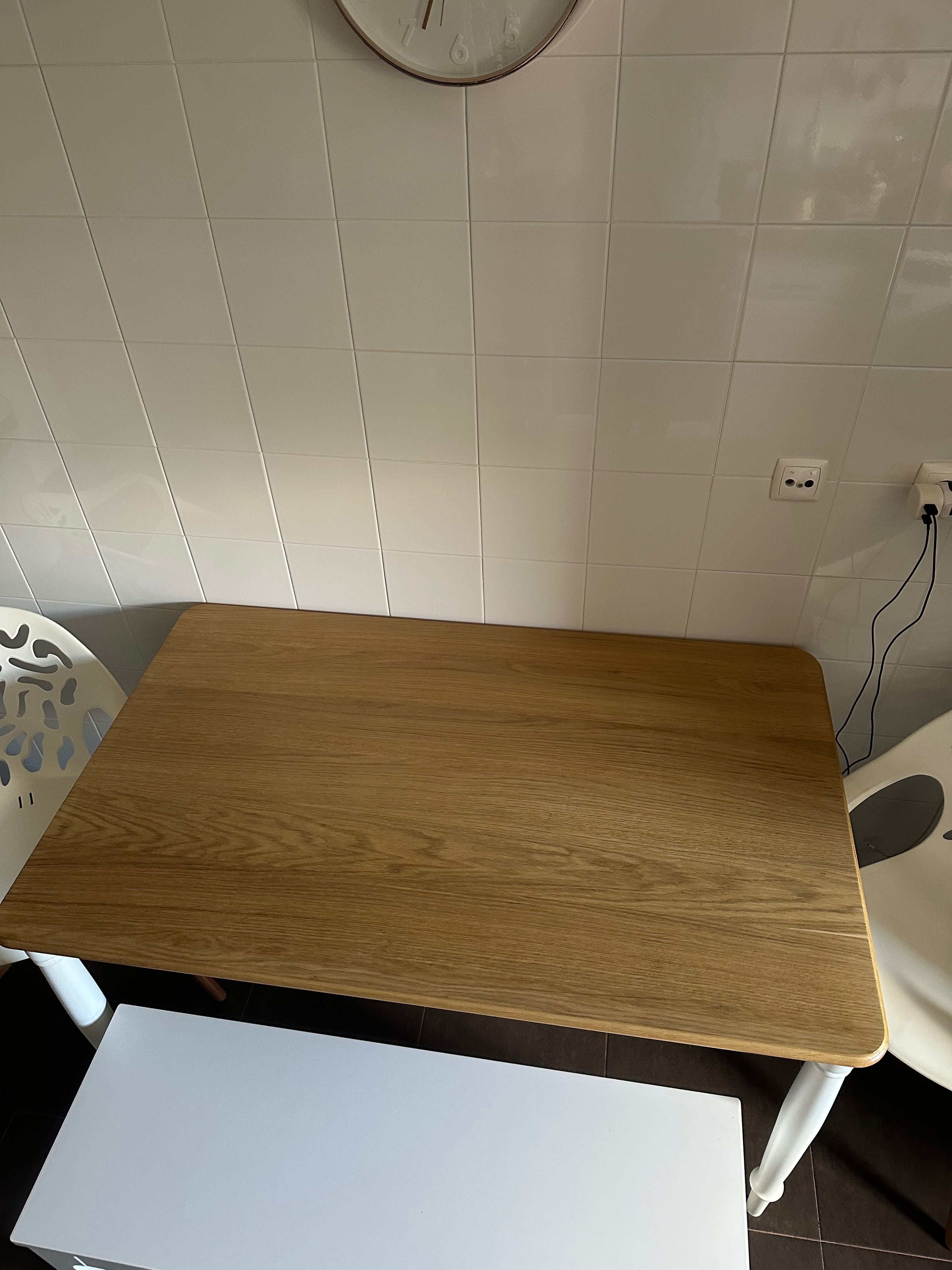 Mesa de cozinha com 2 cadeiras decorativas e um banco longo