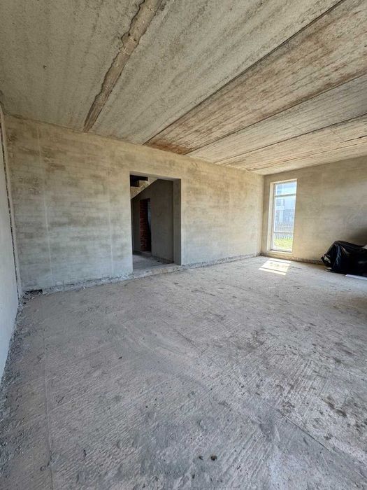 Продається Дуплекс готовий до ремонту з гаражем та бічною ділянкою