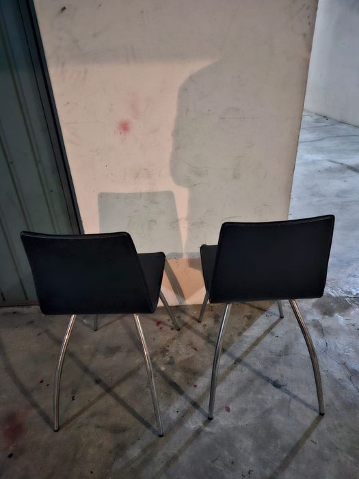 Duas cadeiras pretas