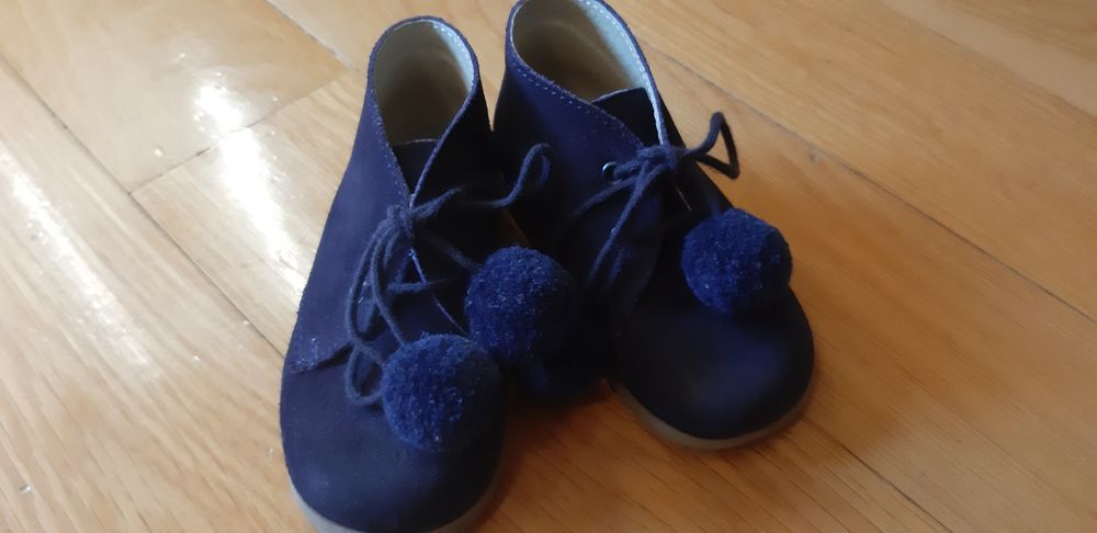Bota  sapato de bebé, tamanho 22, em camurça (pele)