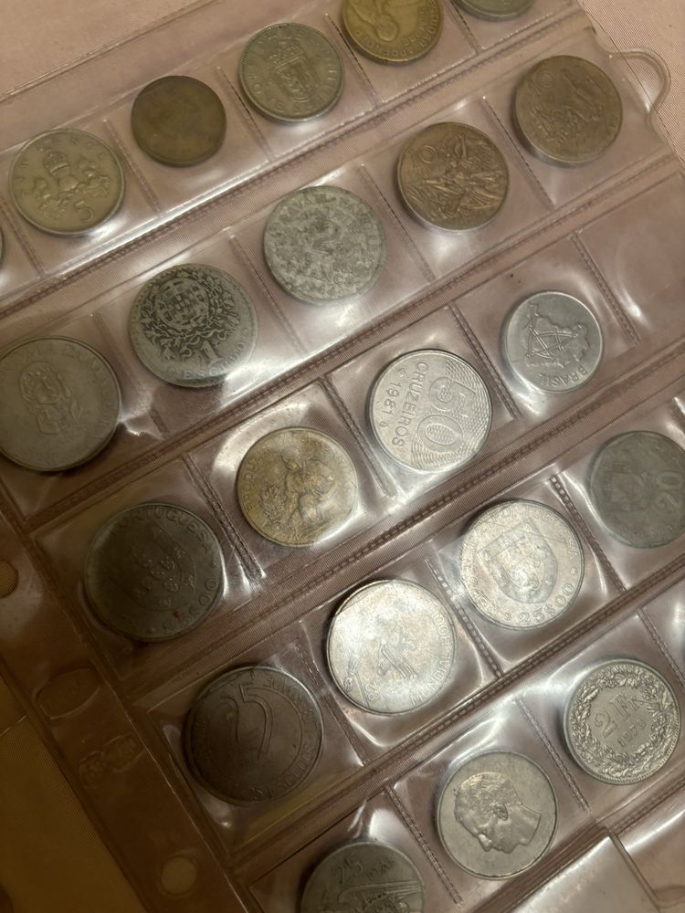 Conjunto de moedas antigas portuguesas d estrangrira.