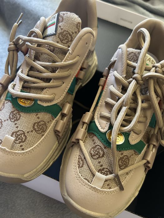 Кроссовки женские