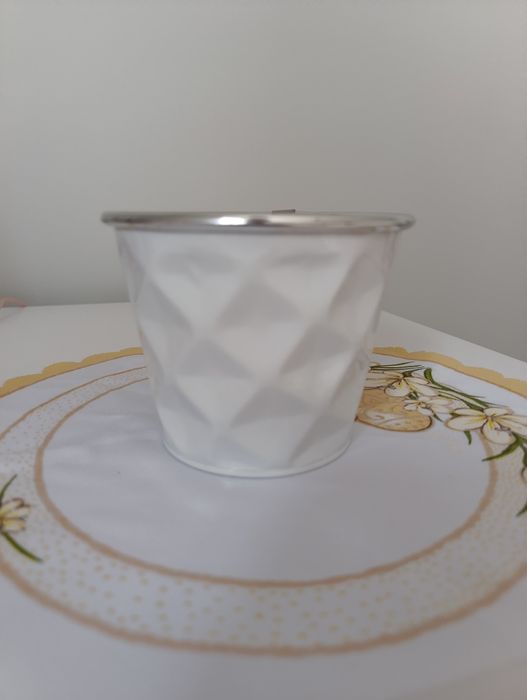 Doniczka biało srebrna metalowa