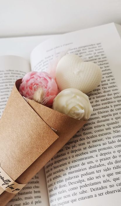 Ramo de flores com velas