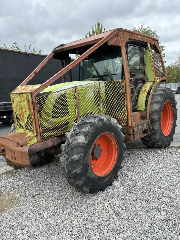 Ciągnik w leśnej zabudowie claas valtra