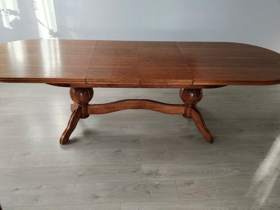 Stół drewniany do jadalni