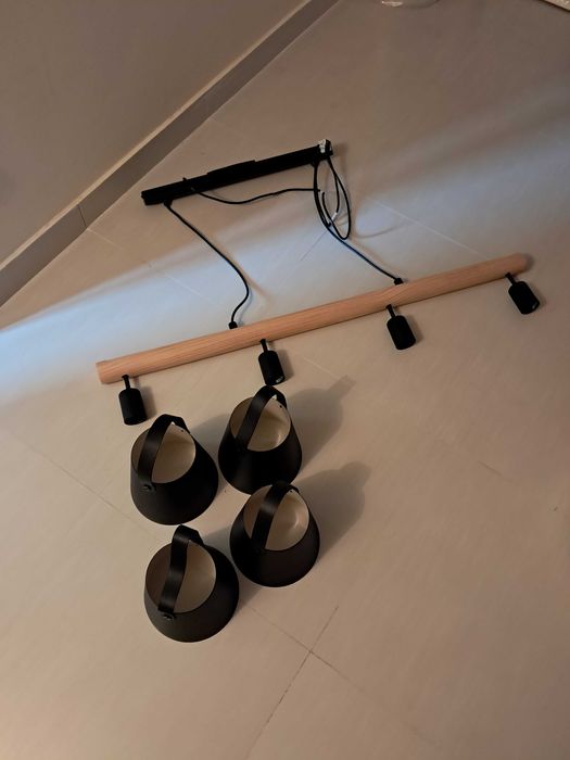 Candeeiro de teto suspenso de metal e madeira