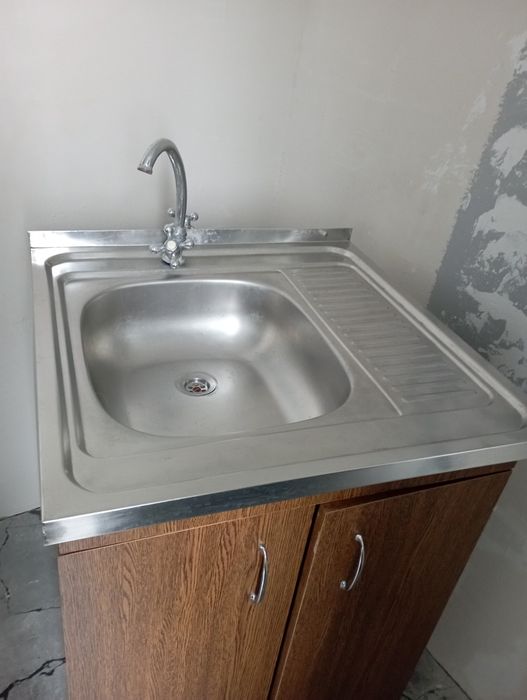 Кухонна мийка з тумбою