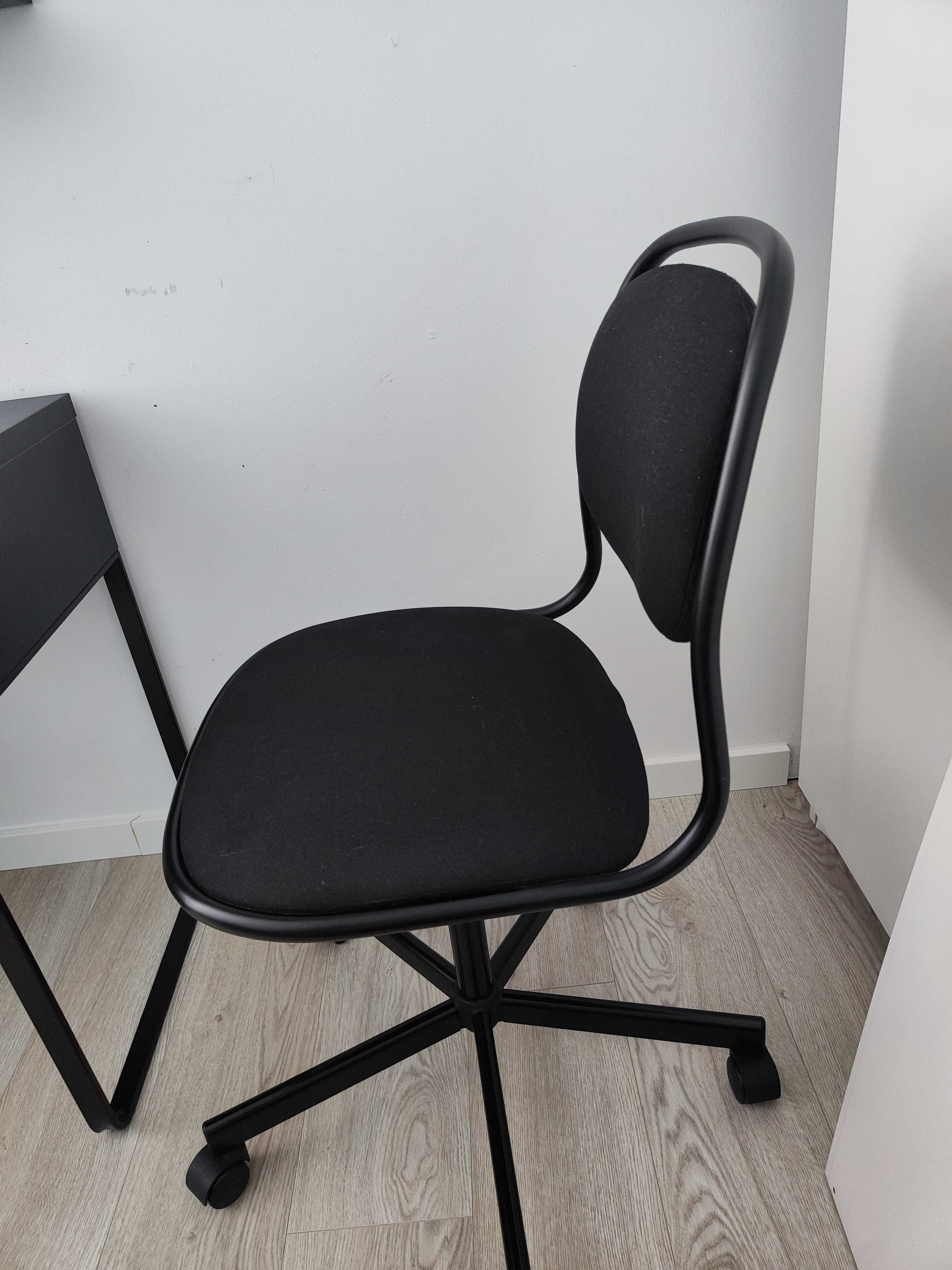 Secretária ikea Micke com cadeira e candeeiro