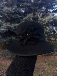Чорний капелюх з квітами