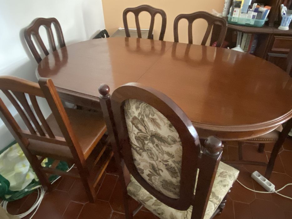 Mesa e cadeiras em mogno