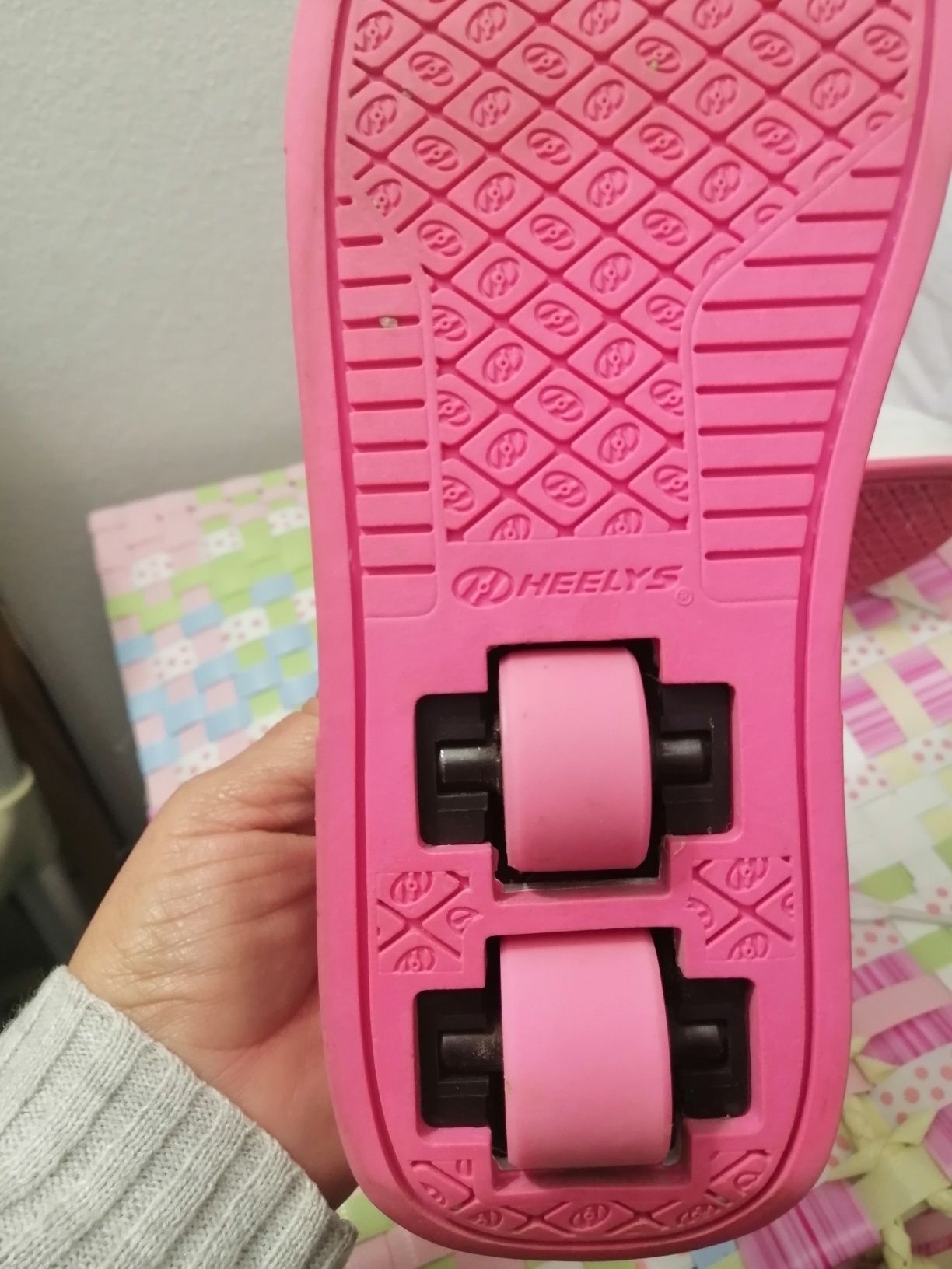 Ténis pretos com rodas, marca Heelys
Detalhes cor de rosa
Tamanho 35 E