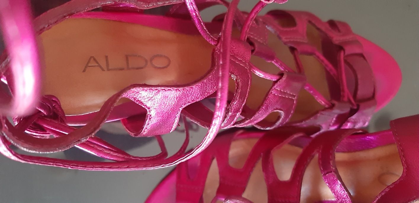 Sandálias de  salto Aldo