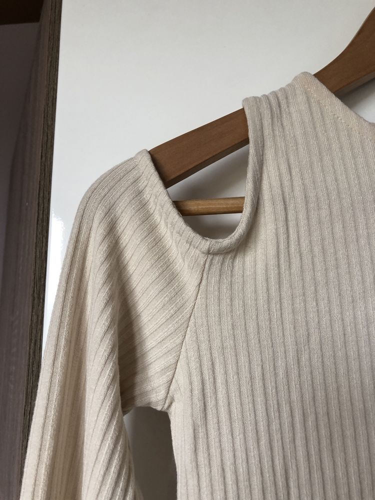 Nowy sweter z odkrytymi ramionami NA-KD