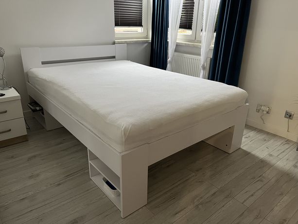 Łóżko sypialniane z materacem
