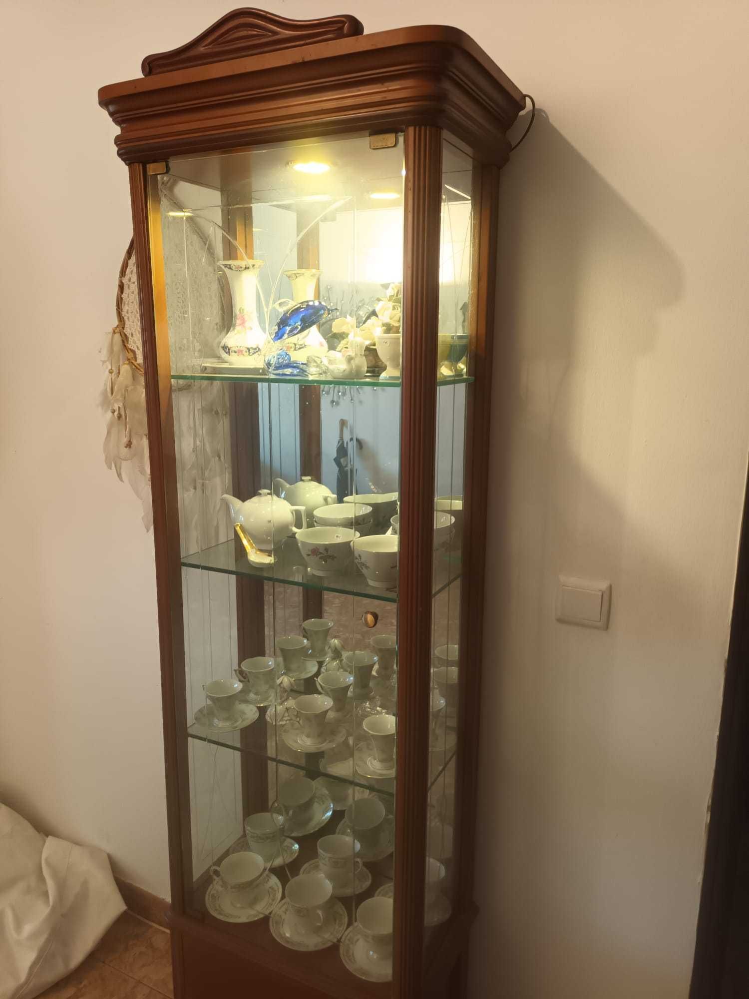 Vitrine com iluminação em raiz de madeira de mogno