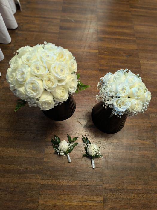 Wykonuje kompleksowe dekoracje ślubne i komunijne