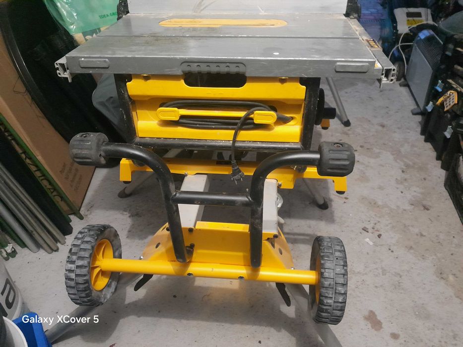 Piła stołowa ze stołem na kółkach DeWalt