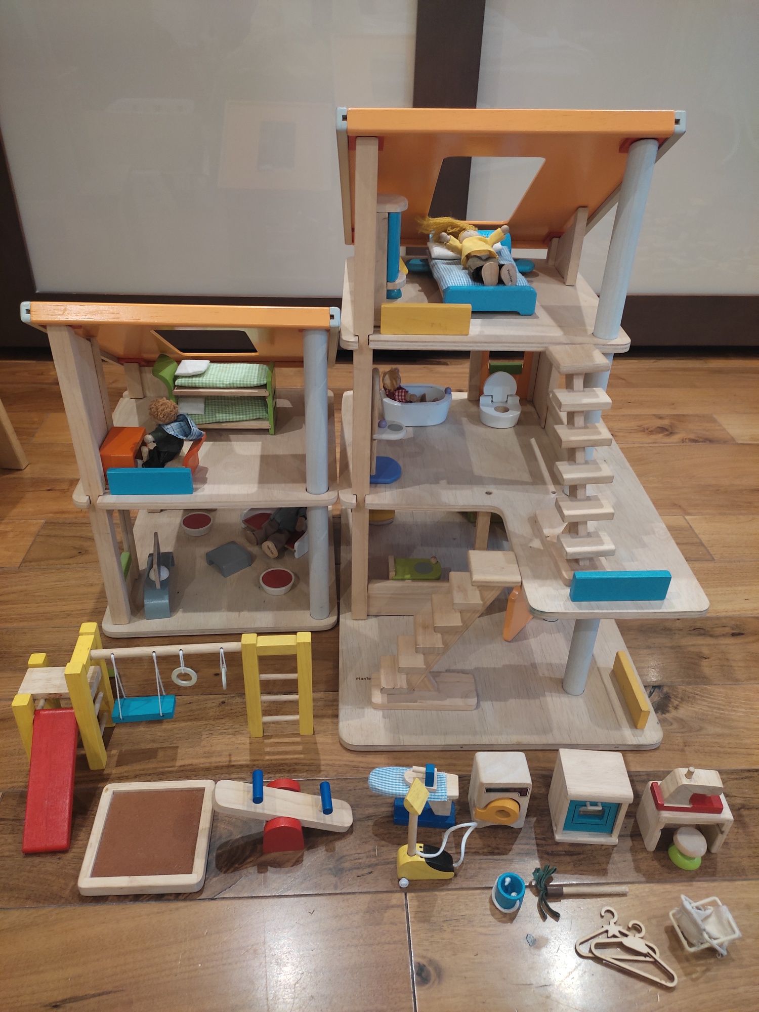 Domek Drewniany Plan Toys + 4 laleczki + plac zabaw + akcesoria domowe