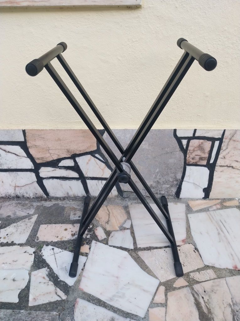 Suporte de piano, usado mas com pouco tempo de  utilização.