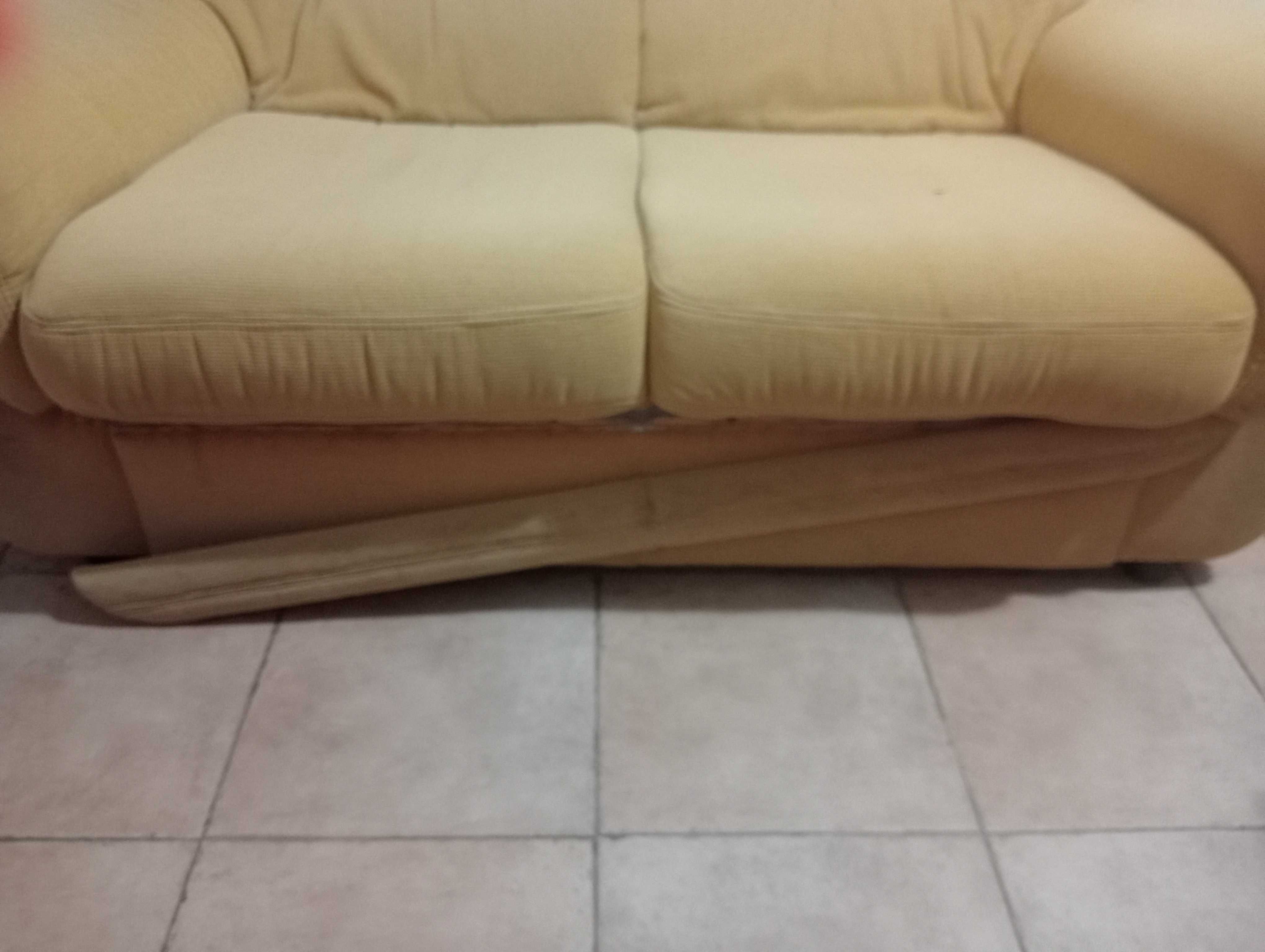 Sofá de dois lugares. 1,5 m cumprimento e 85 cm largura.