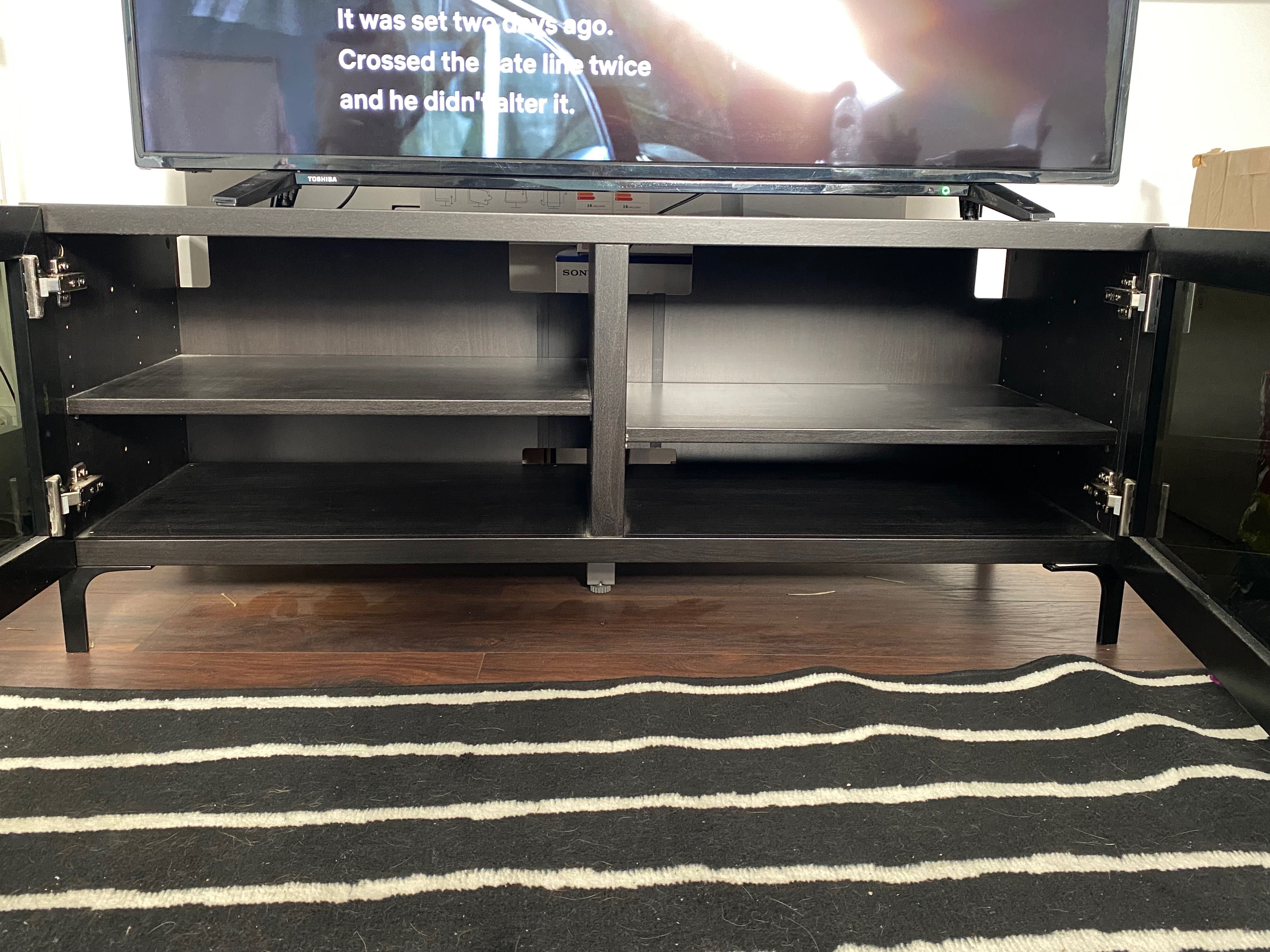 szafka RTV z przeszklonymi drzwiczkami IKEA