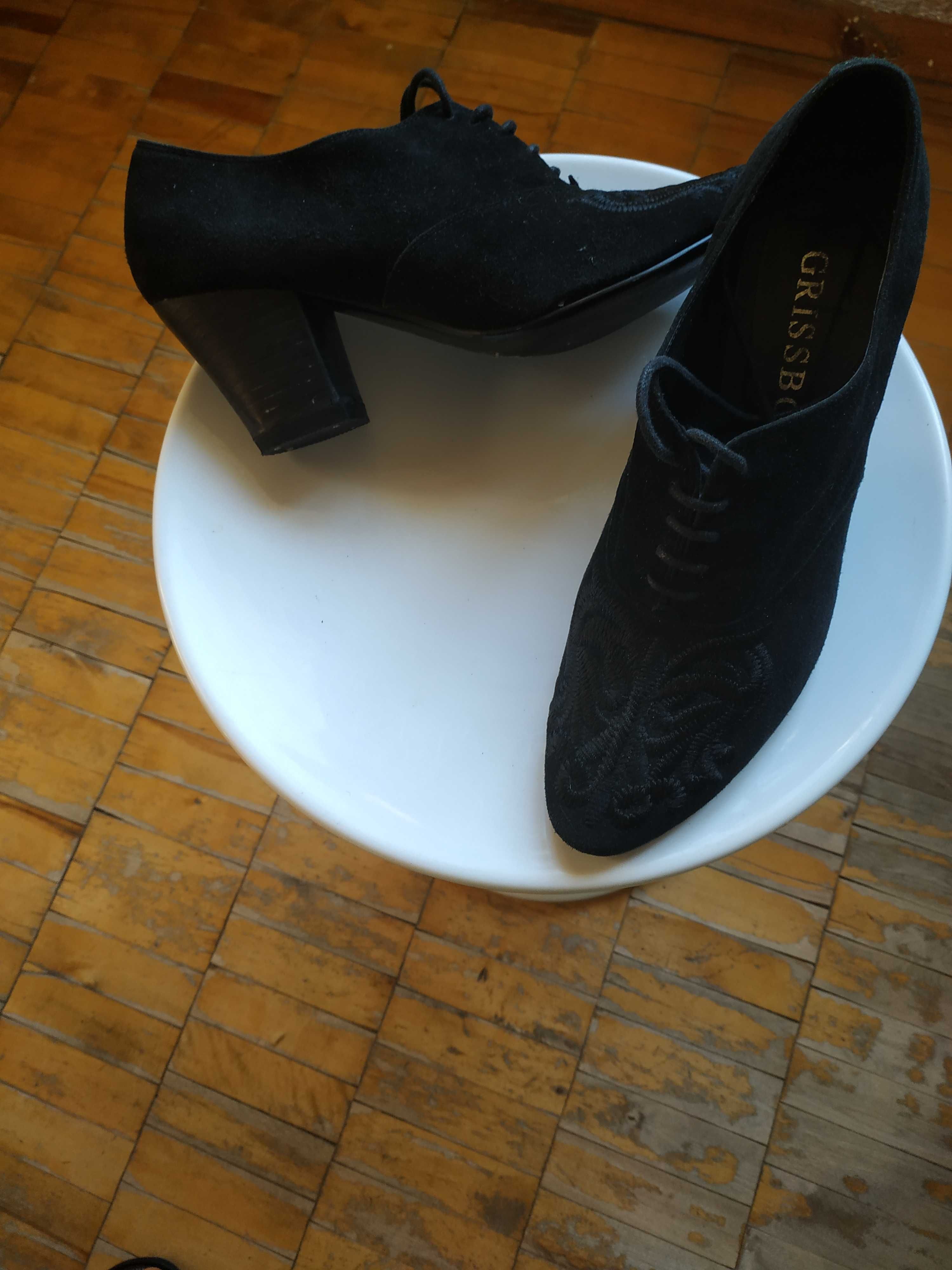 Жіночі чорні туфлі, модельні, із замши з вишивкою. Італія