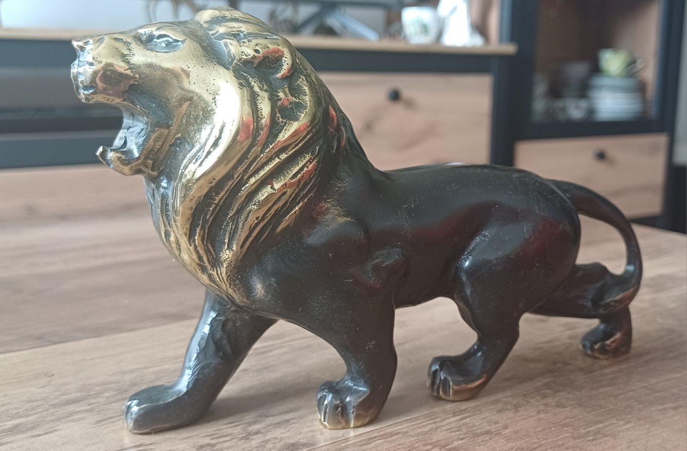 Majestatyczna Figurka Lwa - Ozdoba z Charakterem! Mosiądz