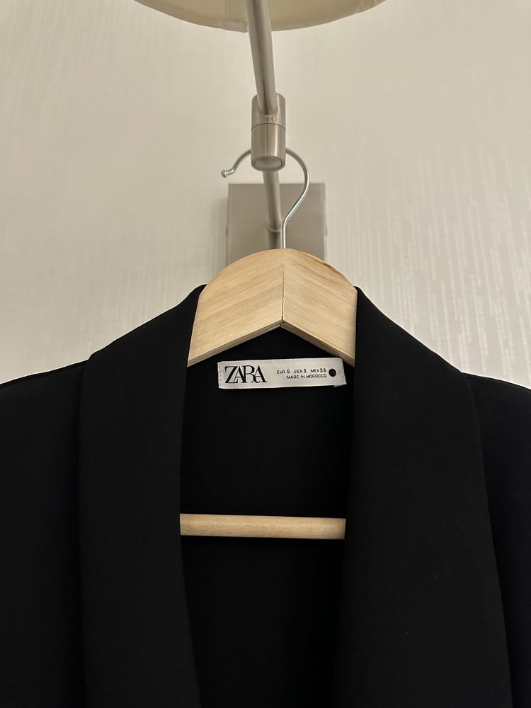 Черное платье на запах от Zara