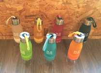Garrafa água para refrescar nos dias quentes