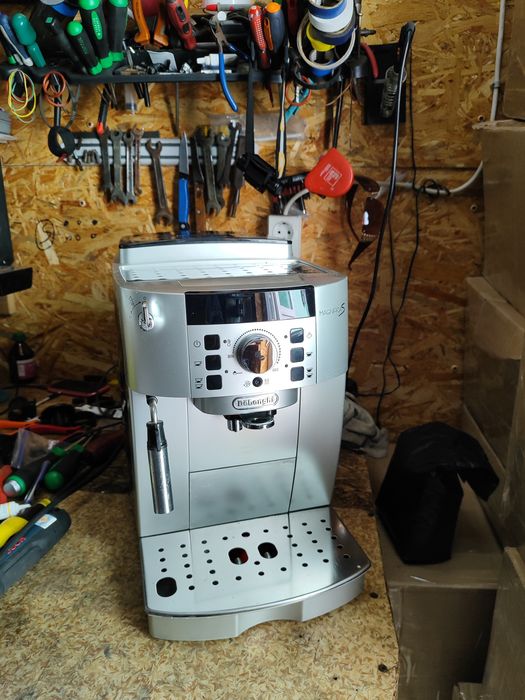 Кофемашина,кофеварка Delonghi Magnifica S ECAM 22.110