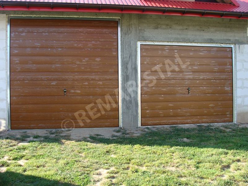 Brama garażowa w kolorze Orzech z oknami i drzwiami w bramie producent