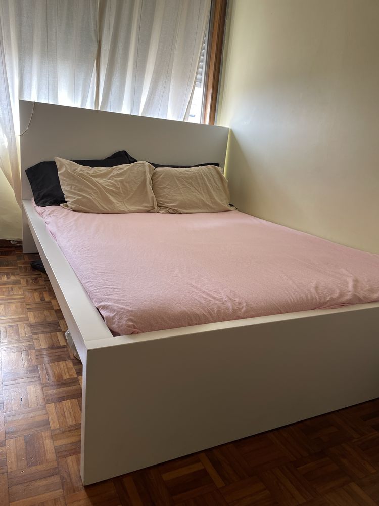 Venda de cama com estrado incluído