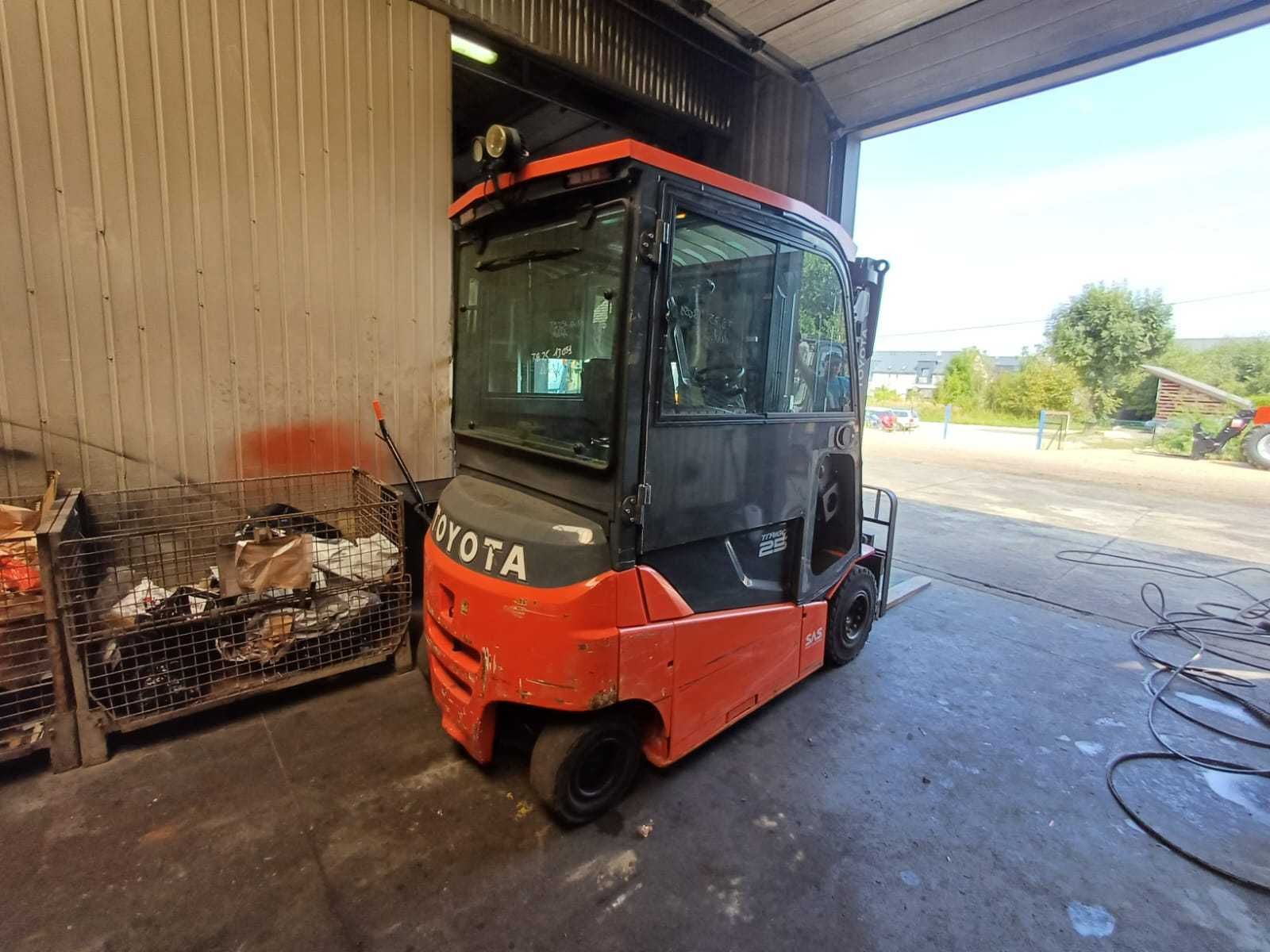 Kabina do wózka widłowego elektrycznego Toyota 8FBMT25 – używana