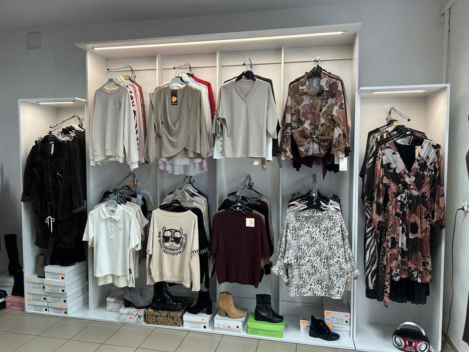 Meble sklepowe- sklep odziezowy + manekiny damskie