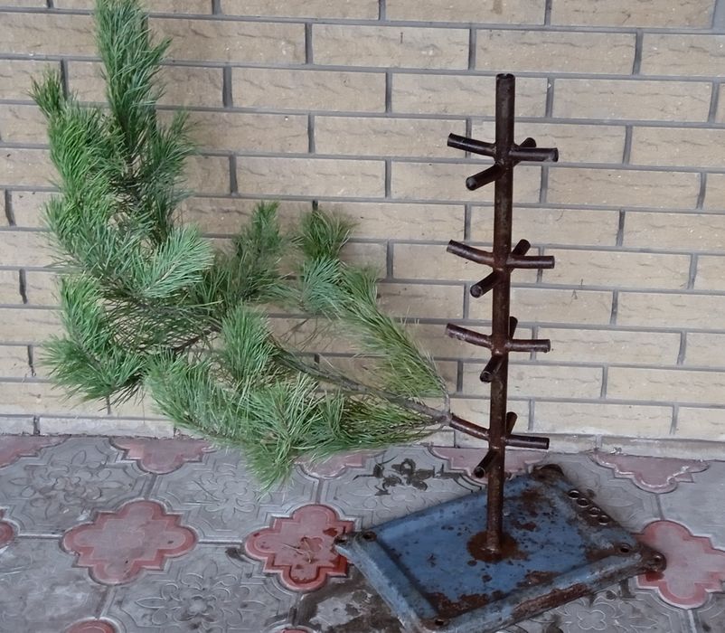 Продам металевий штатив для ялинки